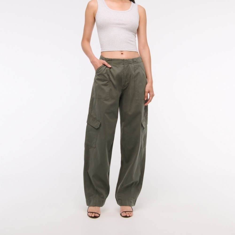 NWT Mid Rise Barrel Cargo Pant